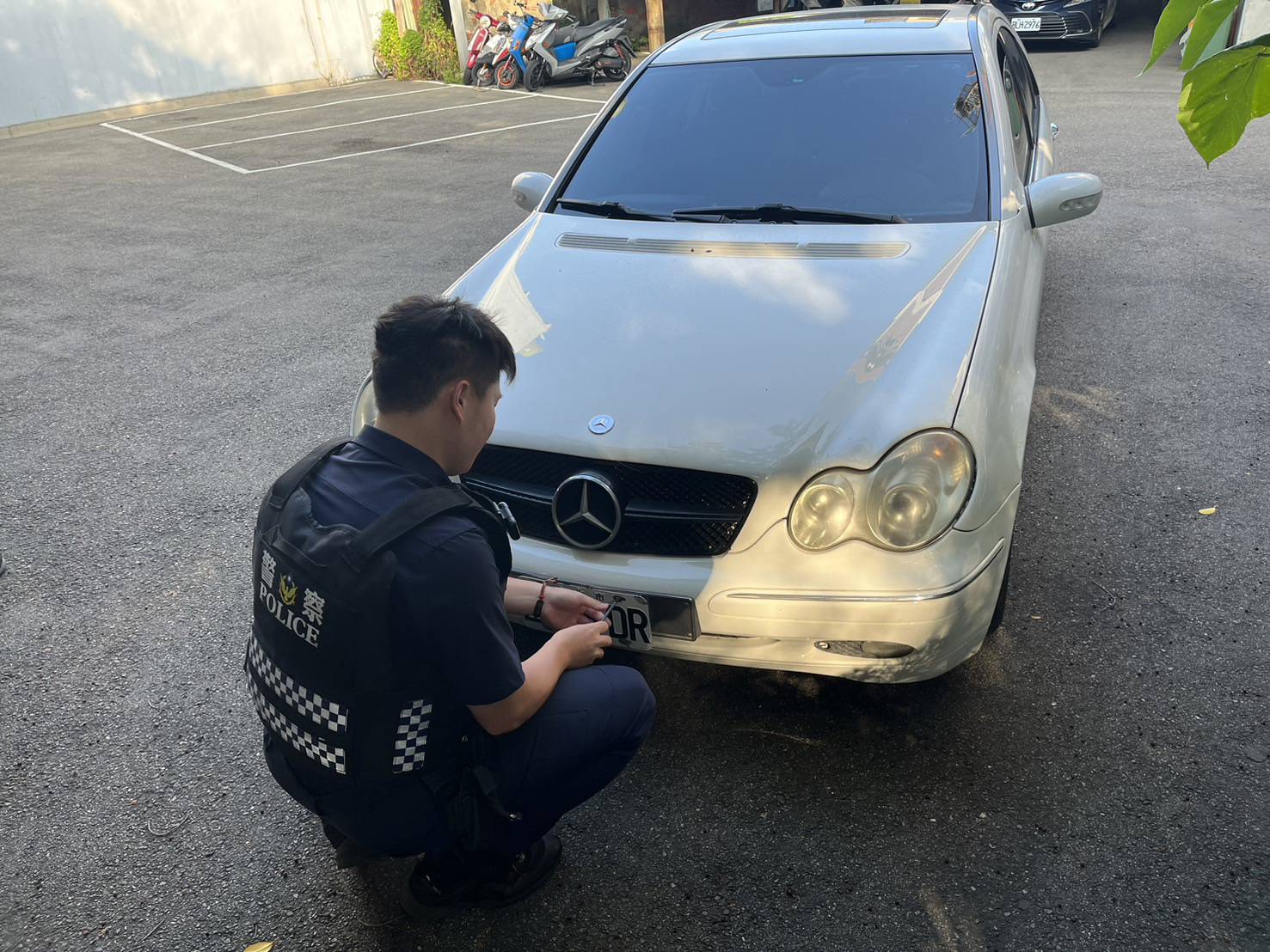 ▲桃園警方「AI巡防系統」揪出蘇男懸掛假車牌上路,警方當場攔停盤查並查扣蘇男懸掛使用的偽造車牌。(翻攝畫面)