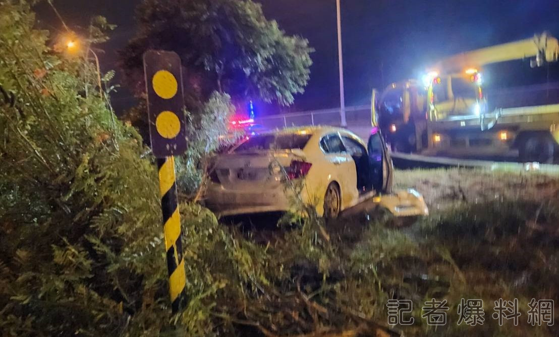 ▲林男駕車撞匝道分向桿後衝入分隔島草叢。(圖/記者金東天翻攝,下同)