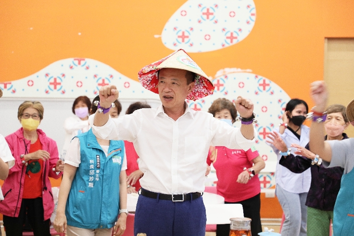首次來到故宮 長輩認識藝術兼顧健康 嘉義縣長翁章梁與長輩共同品茶