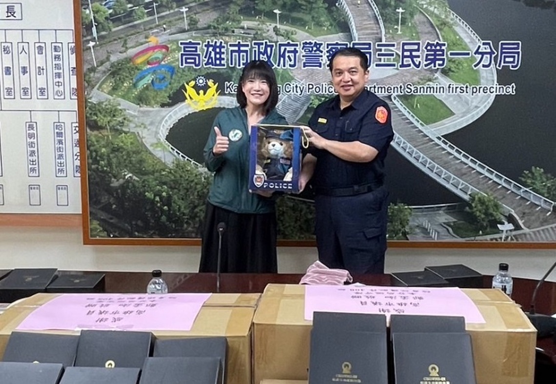 市議員鄭孟洳特致贈多功能防身器 感念守望相助隊無私付出協助打拚治安