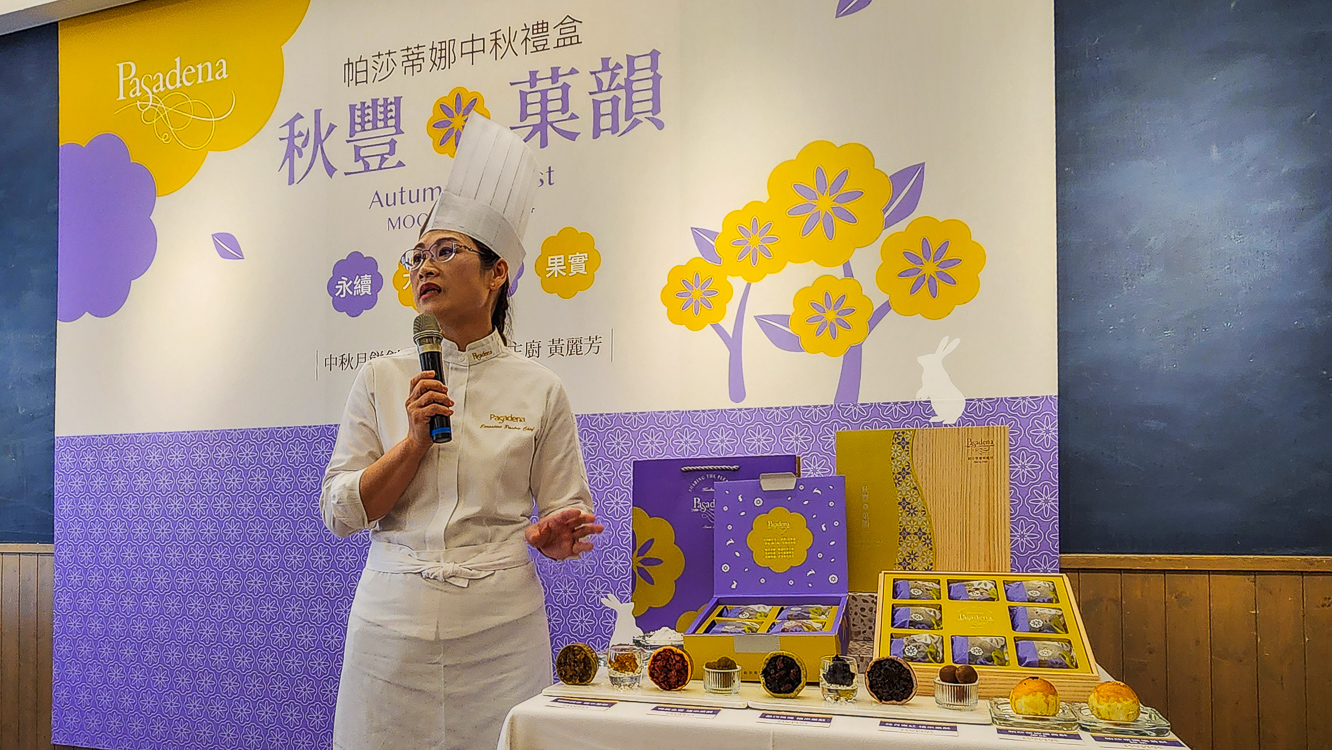 ▲帕莎蒂娜西點行政主廚黃麗芳說明中秋禮盒「秋豐.菓韻」製作過程嚴格遵循環保標準，致力於減少碳排放。（圖/記者黃淑貞攝）