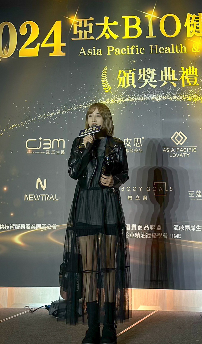 ▲李婉蓁表示獲獎的「韓國LAB iuco專利胜肽美顏膠原蛋白粉」結合韓國的水解技術製作而成。（圖/韓妍生技提供）