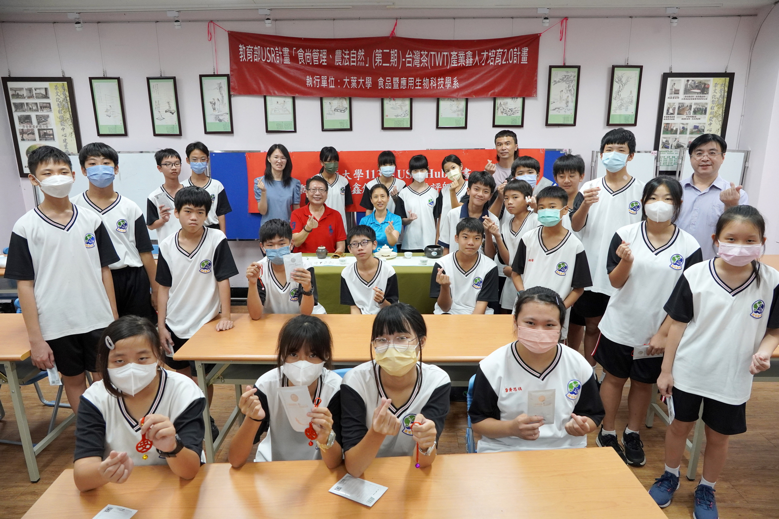 ▲鹿鳴國中參訪大葉大學SDGs校園實踐場域,透過茶渣抗菌乾洗手液、茶藝、中藥防蚊香包等體驗活動。(記者張溎壕攝)