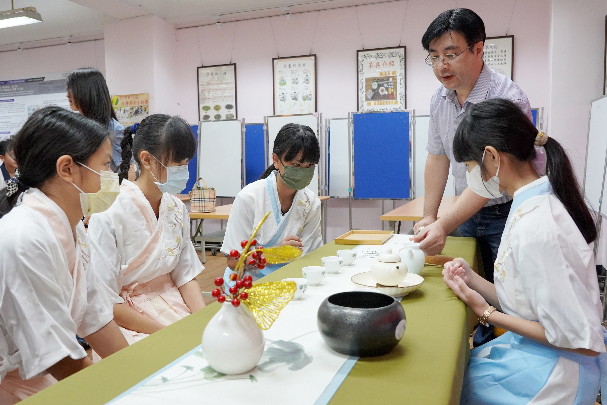 ▲鹿鳴國中參訪大葉大學SDGs校園實踐場域，透過茶渣抗菌乾洗手液、茶藝、中藥防蚊香包等體驗活動。（記者張溎壕攝）
