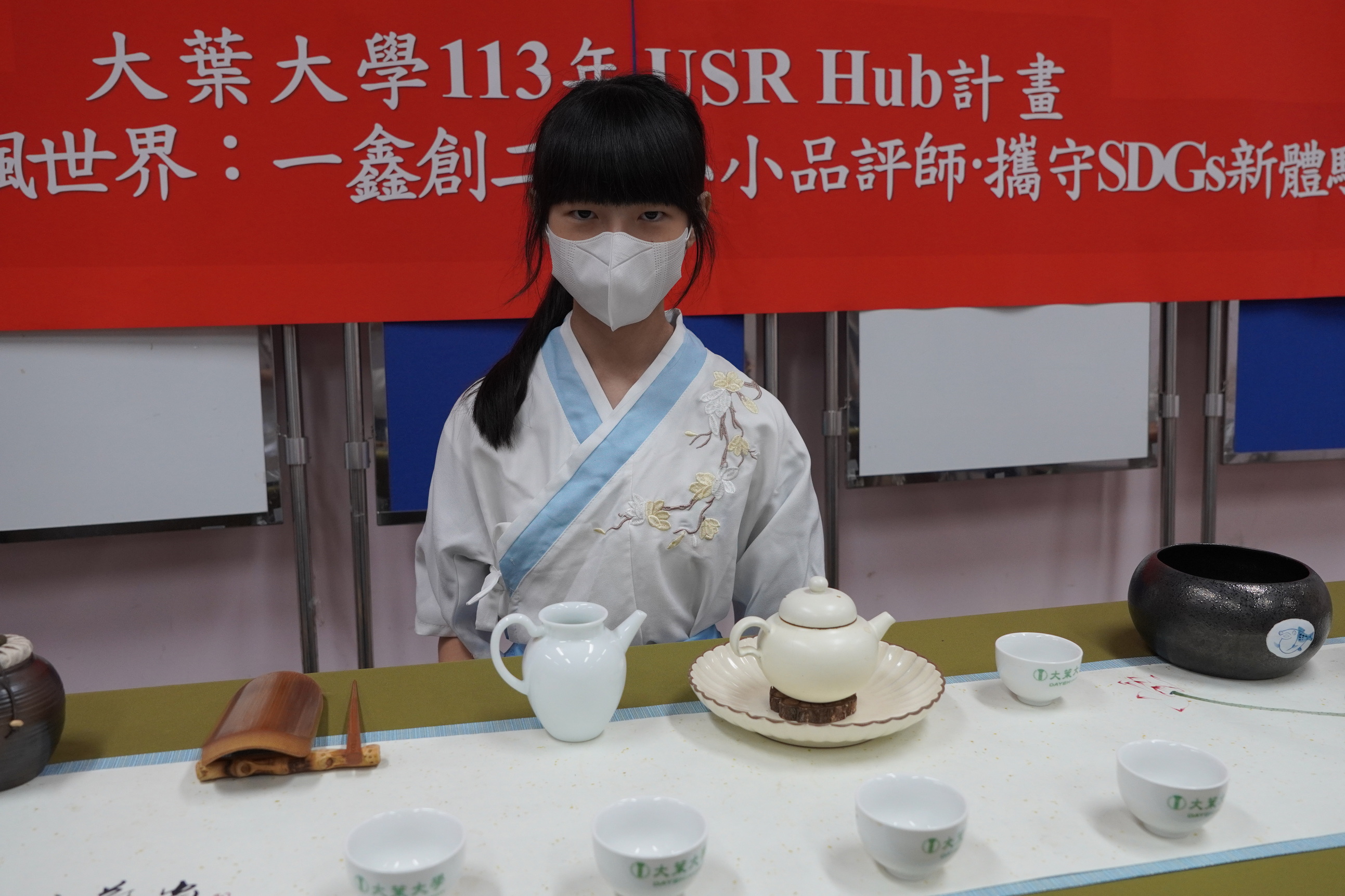 ▲鹿鳴國中參訪大葉大學SDGs校園實踐場域，透過茶渣抗菌乾洗手液、茶藝、中藥防蚊香包等體驗活動。（記者張溎壕攝）