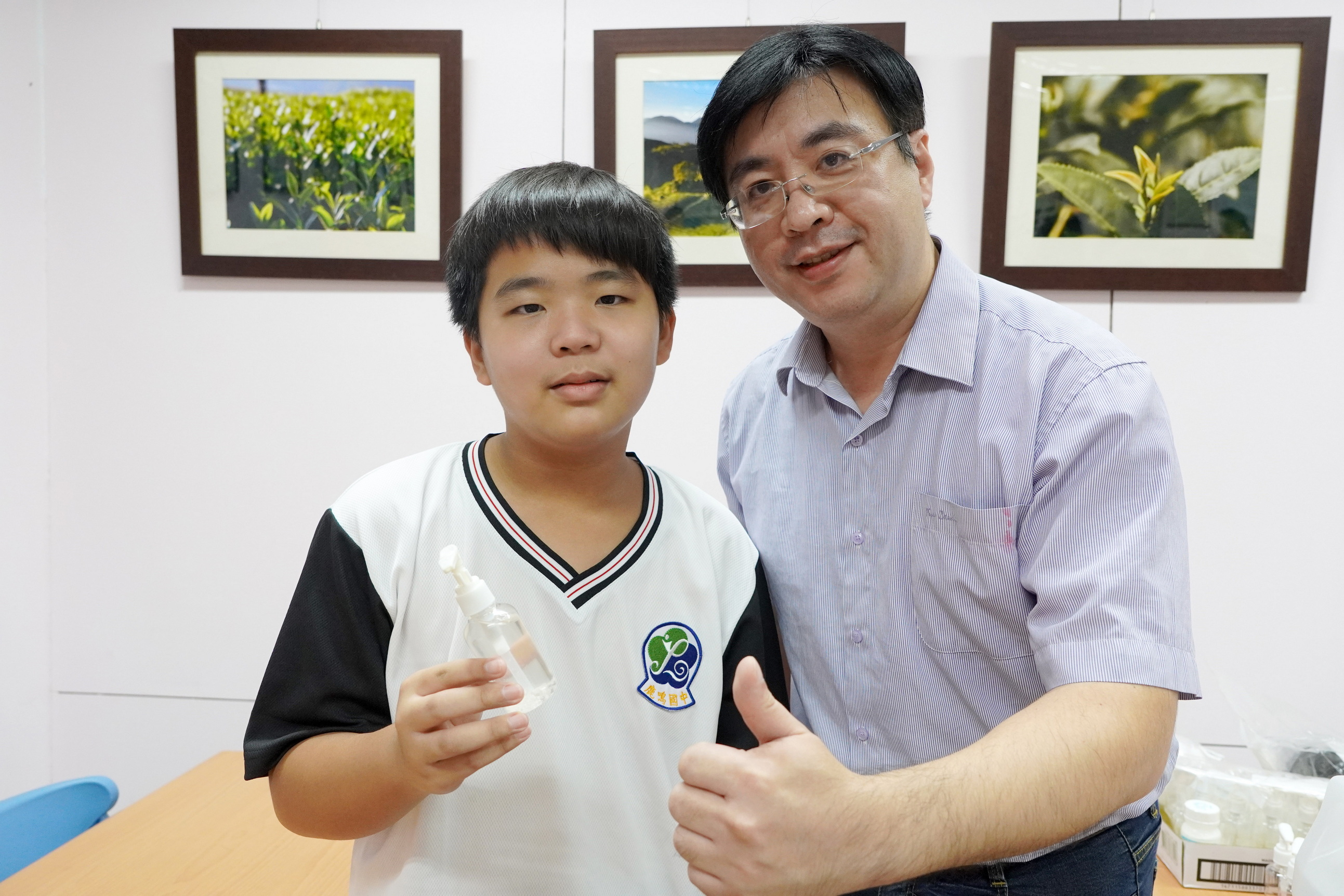▲鹿鳴國中參訪大葉大學SDGs校園實踐場域，透過茶渣抗菌乾洗手液、茶藝、中藥防蚊香包等體驗活動。（記者張溎壕攝）