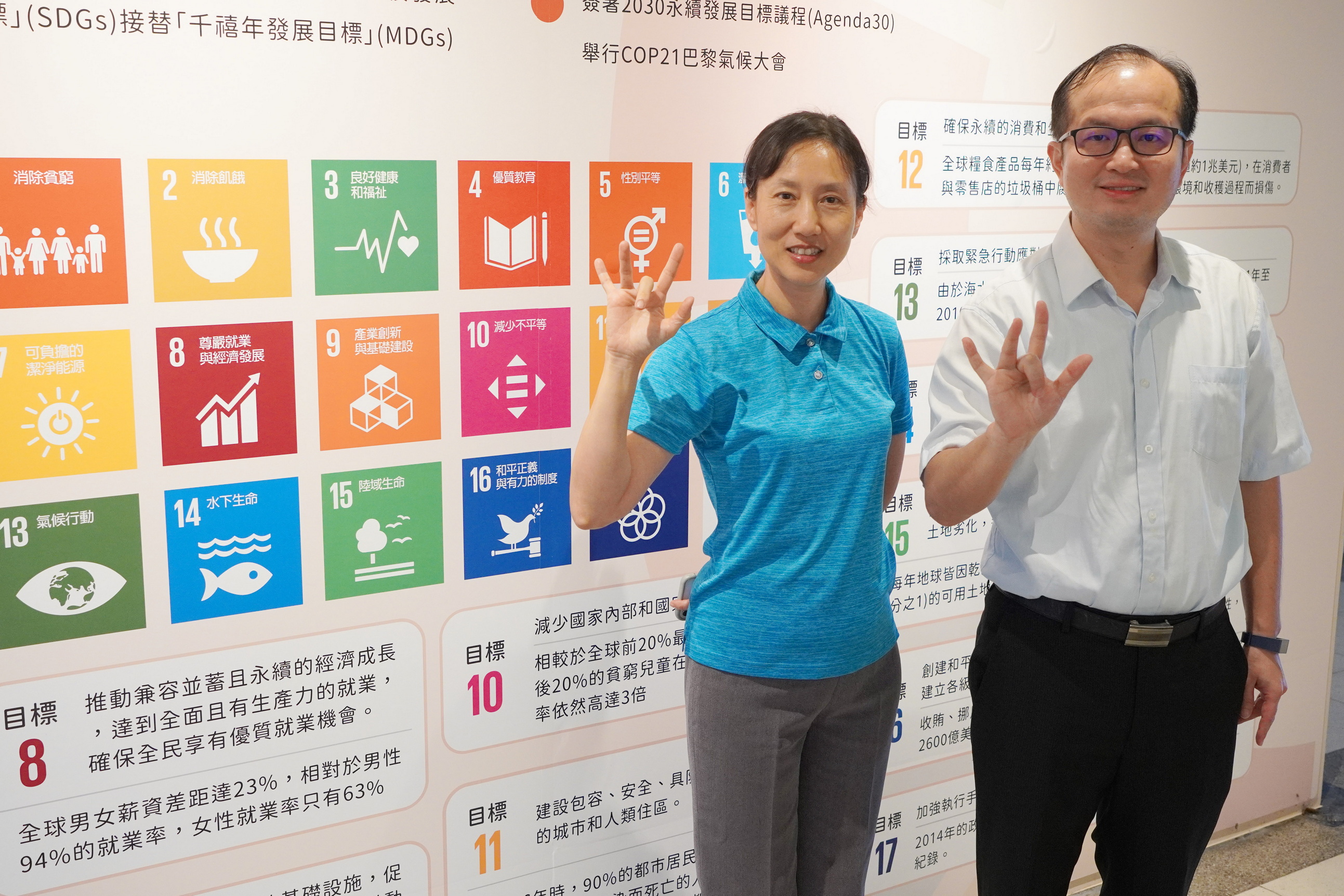 ▲鹿鳴國中參訪大葉大學SDGs校園實踐場域，透過茶渣抗菌乾洗手液、茶藝、中藥防蚊香包等體驗活動。（記者張溎壕攝）