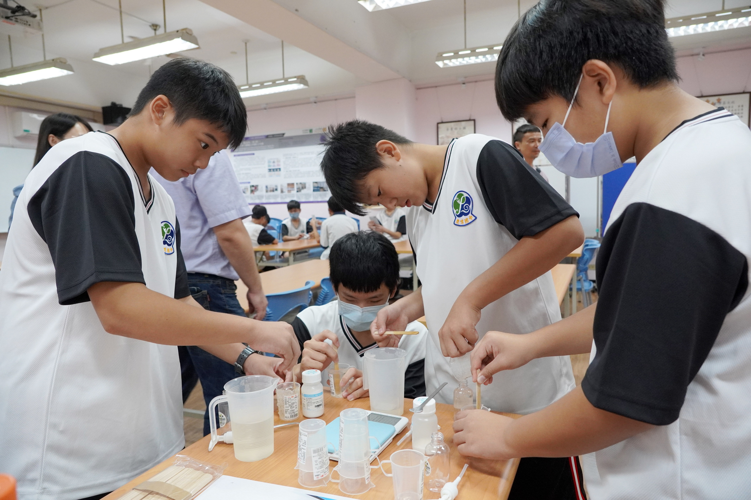 ▲鹿鳴國中參訪大葉大學SDGs校園實踐場域，透過茶渣抗菌乾洗手液、茶藝、中藥防蚊香包等體驗活動。（記者張溎壕攝）