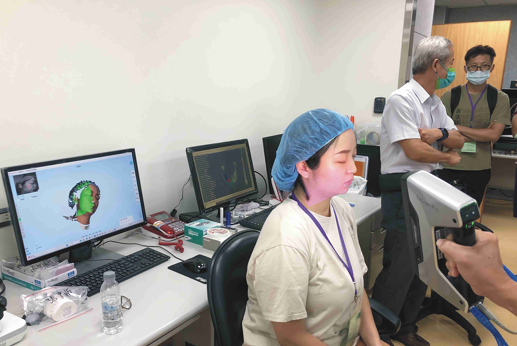 ▲同學們觀摩3D列印技術製作，感受到3D列印在醫療上的應用和價值。（記者張溎壕攝）
