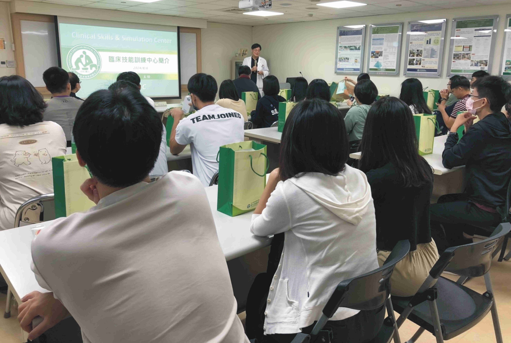 ▲同學們透過臨床技能訓練中心老師指導，對於臨床實務有更深刻的認識和興趣。（記者張溎壕攝）
