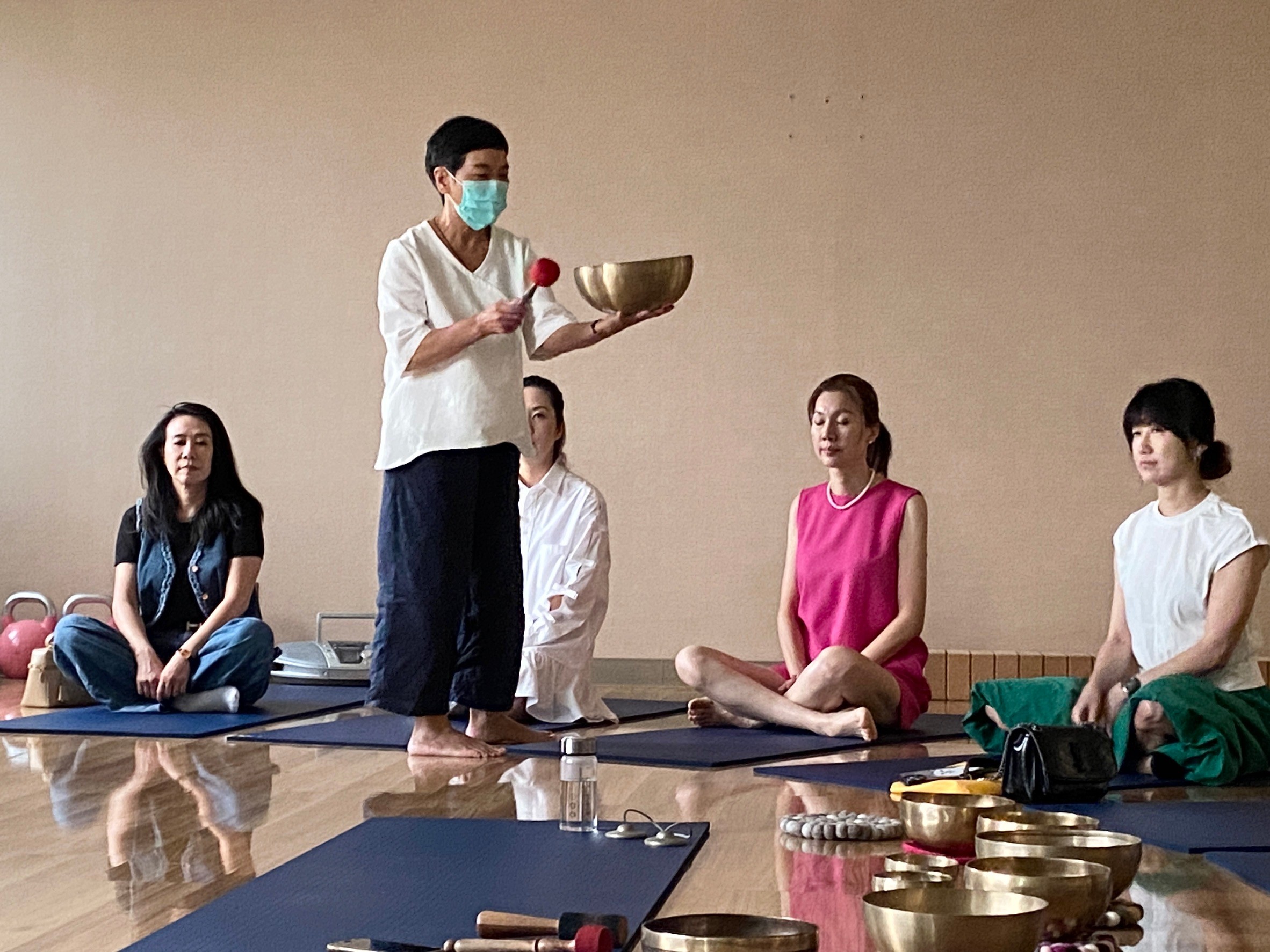 ▲彰濱秀傳健康園區「樂活自然療癒中心」全新登場,安排頌缽音療、手作精油蠟燭、EECP(體外反搏治療)等療癒體驗。(記者張溎壕攝)