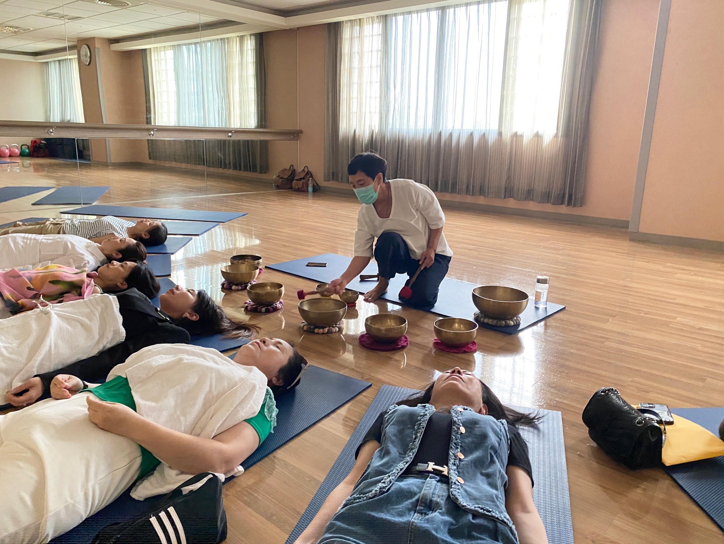 ▲彰濱秀傳健康園區「樂活自然療癒中心」全新登場，安排頌缽音療、手作精油蠟燭、EECP(體外反搏治療)等療癒體驗。（記者張溎壕攝）