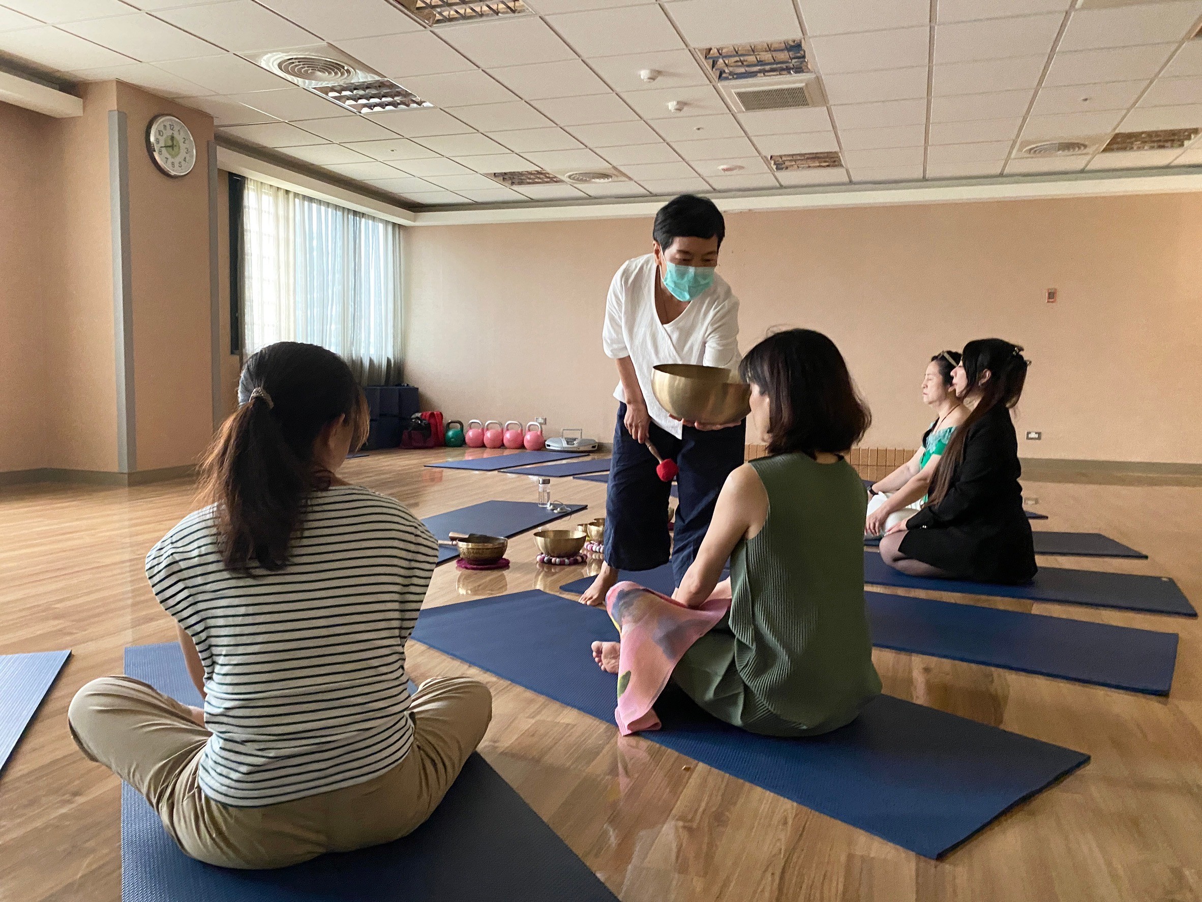 ▲彰濱秀傳健康園區「樂活自然療癒中心」全新登場，安排頌缽音療、手作精油蠟燭、EECP(體外反搏治療)等療癒體驗。（記者張溎壕攝）