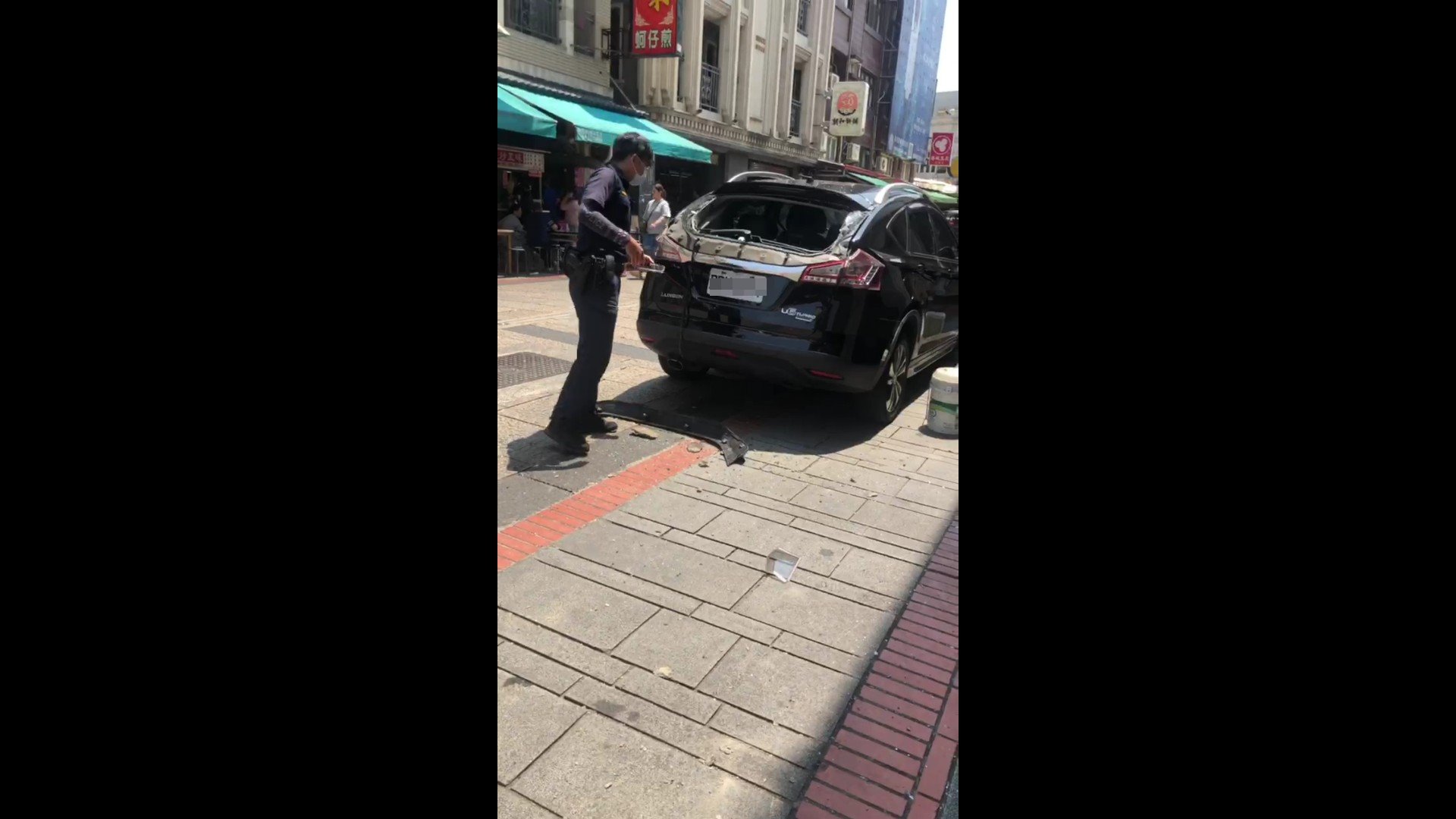 ▲鹿港鎮民族路口的百年老店玉珍齋發生疑是屋簷脫落的水泥塊，砸到停在路邊的一輛休旅車，造成後車廂擋風玻璃破個大洞。（記者張溎壕攝）