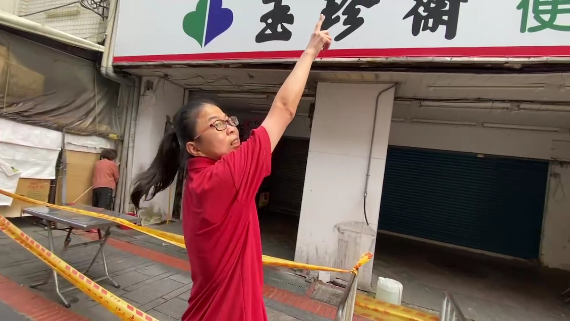 ▲鹿港鎮民族路口的百年老店玉珍齋發生疑是屋簷脫落的水泥塊，砸到停在路邊的一輛休旅車，造成後車廂擋風玻璃破個大洞。（記者張溎壕攝）