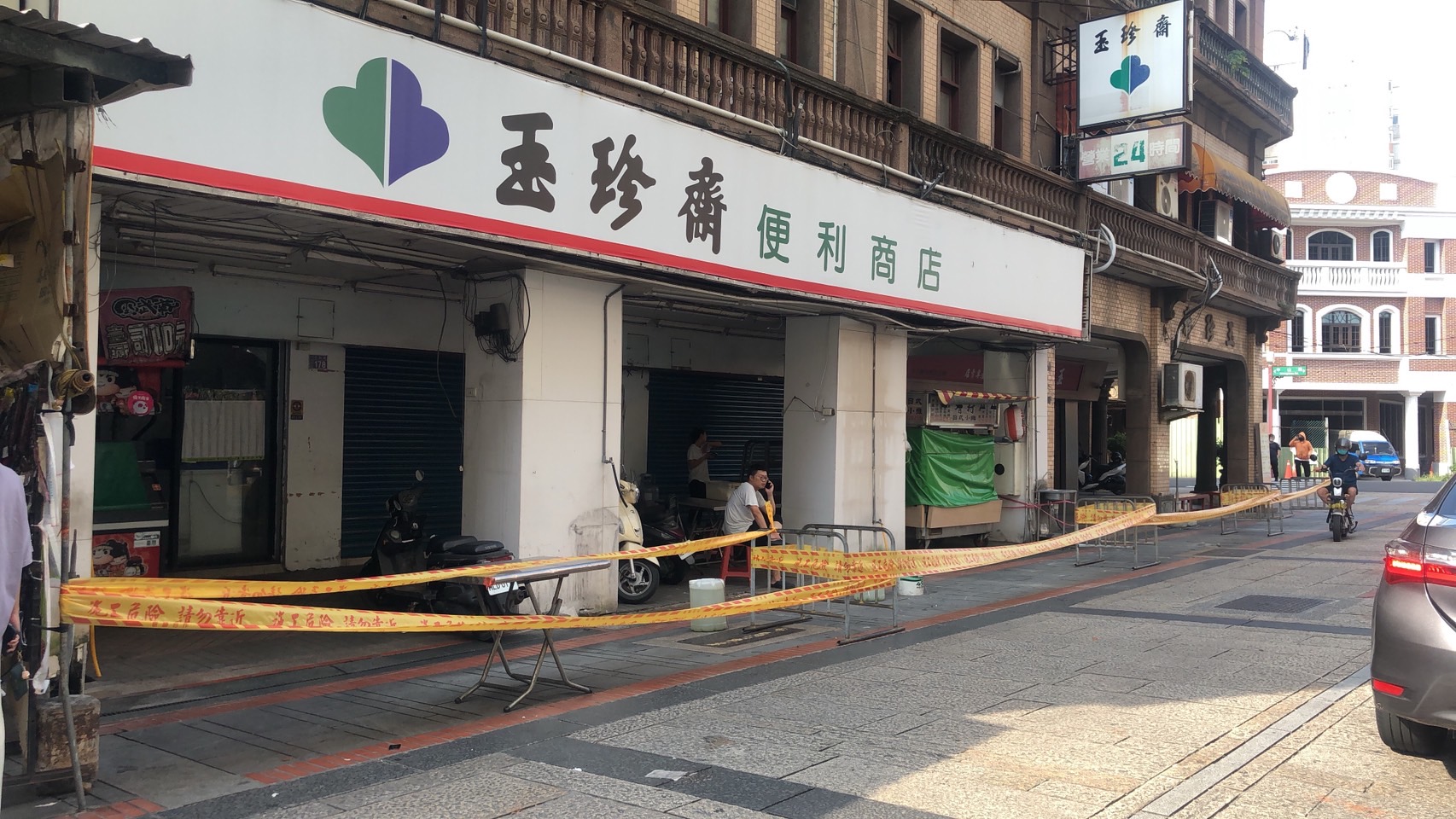 ▲鹿港鎮民族路口的百年老店玉珍齋發生疑是屋簷脫落的水泥塊，砸到停在路邊的一輛休旅車，造成後車廂擋風玻璃破個大洞。（記者張溎壕攝）