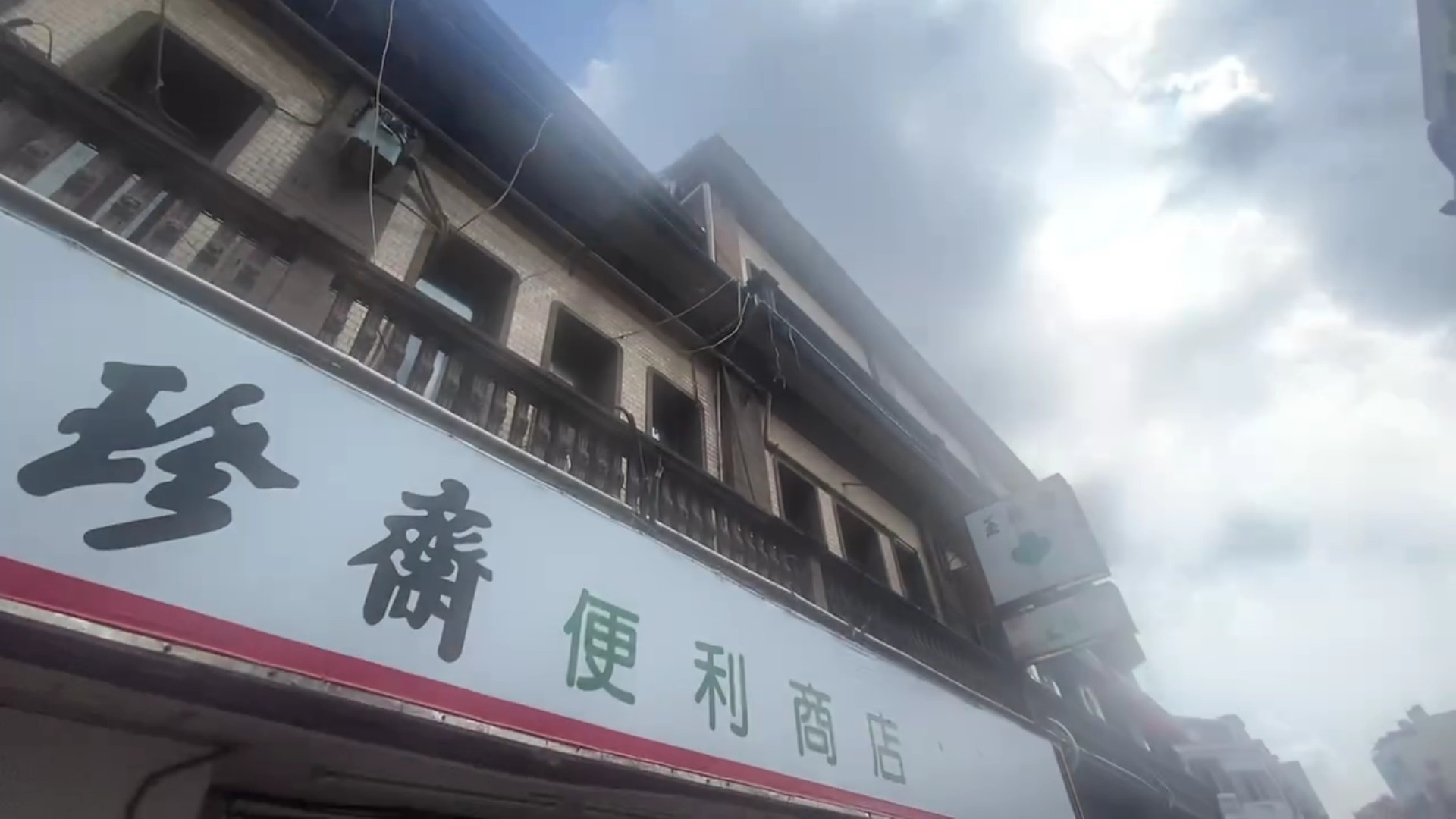 ▲鹿港鎮民族路口的百年老店玉珍齋發生疑是屋簷脫落的水泥塊，砸到停在路邊的一輛休旅車，造成後車廂擋風玻璃破個大洞。（記者張溎壕攝）
