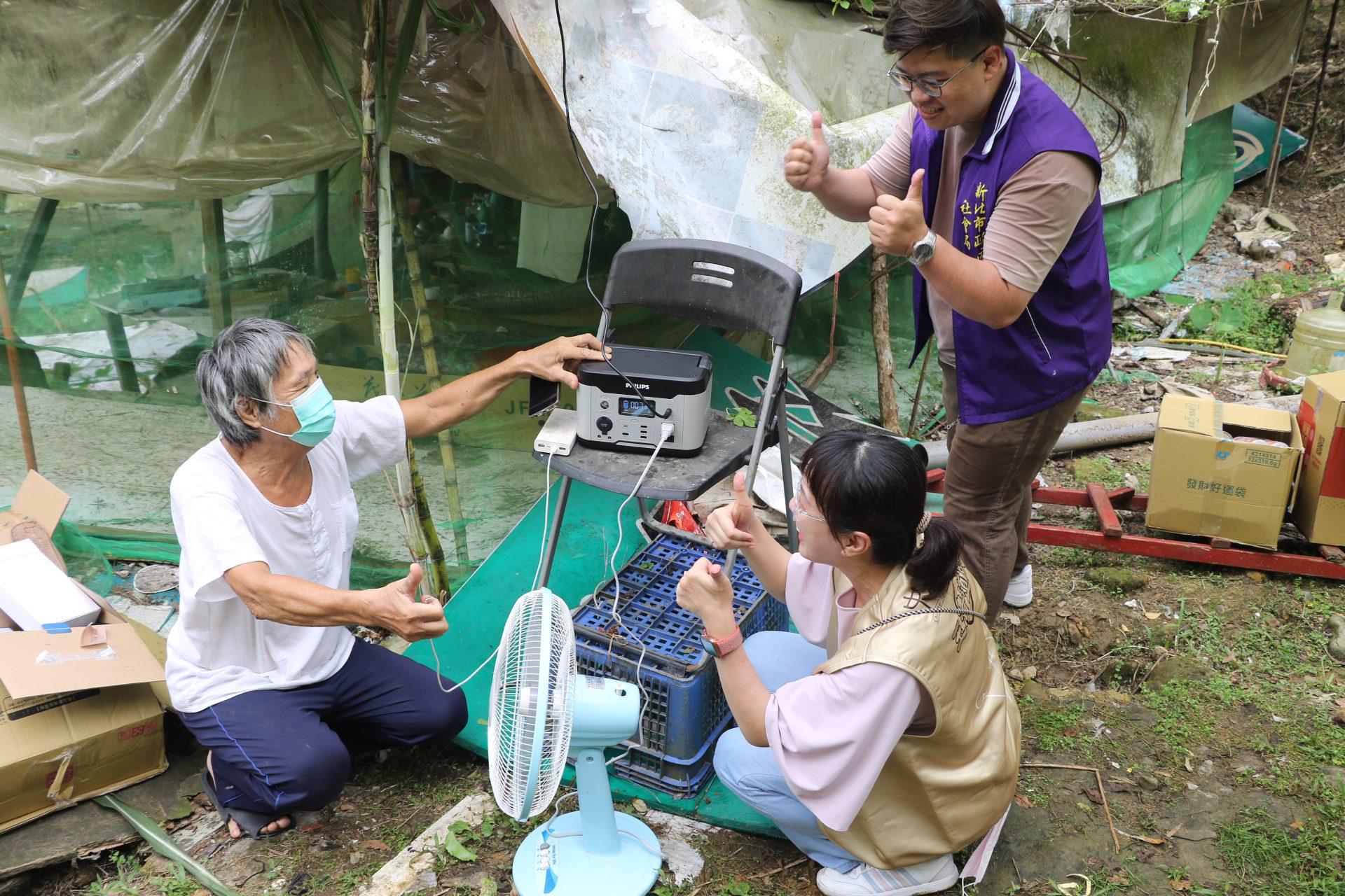 74歲翁獨居山中15年　簡陋住處沒電　新北社會局媒合　道家人文贈太陽能發電器