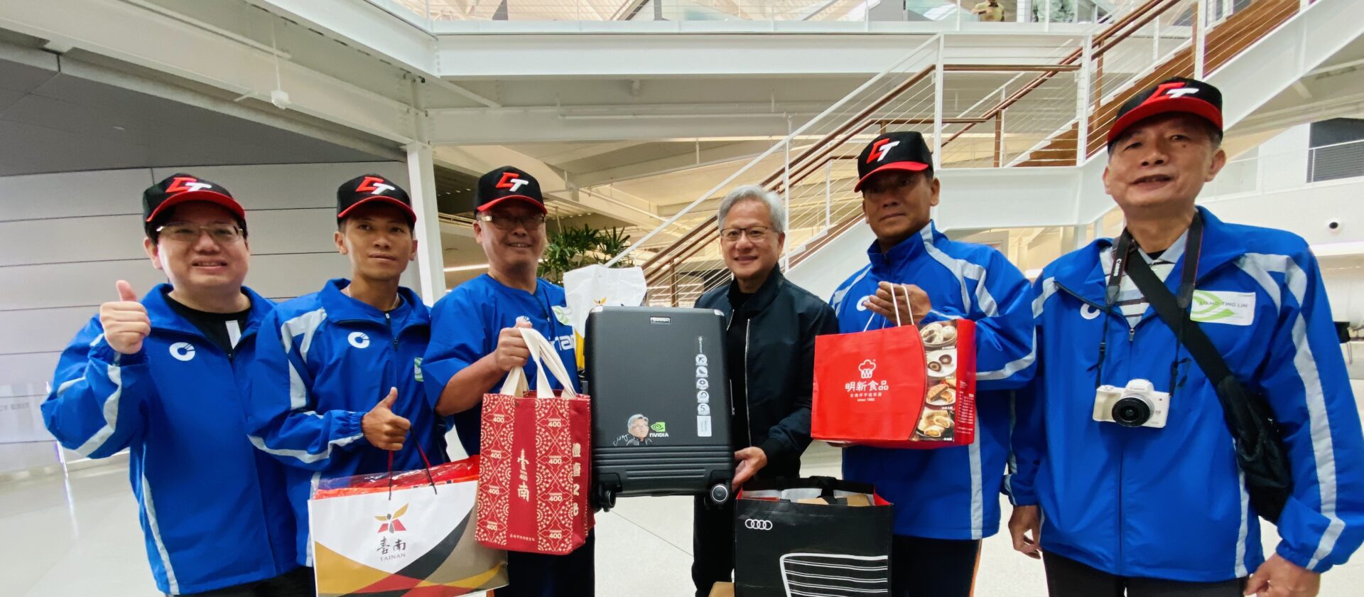 臺南小將赴美征戰世界青少棒賽　黃仁勳親自接待熱情互動