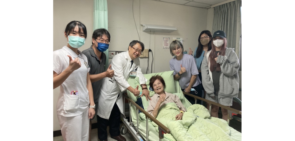八旬婦倒臥路邊 出手相救的陌生路人竟是南投醫院長洪弘昌