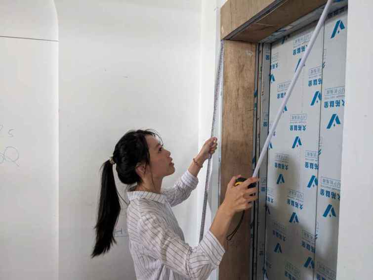 ▲學員亭諠到現場量測規劃空間。（中彰投分署提供）