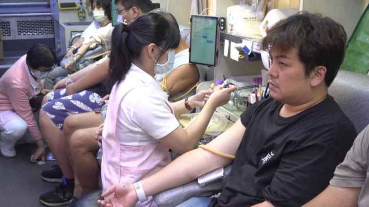 ▲捐血一袋、救人一命！彰化縣信賴台灣姊妹會邀請民眾一同挽起袖子做公益，幫助需要幫助的人。（記者林明佑攝）