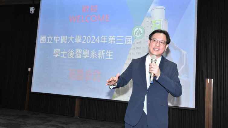 ▲陳穆寬總院長勉勵同學們行公義、好憐憫、存謙卑的心，對待每一個病人。（彰基醫院提供）