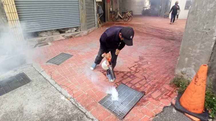 ▲凱米颱風肆虐彰化多處淹積水，沃旭能源展現企業社會責任，積極投入災後重建工作，調度外縣市清潔公司，針對鹿港老街、塭仔漁港等重點淹水區域進行全方位的清潔、消毒及環境整理。（記者林明佑翻攝）