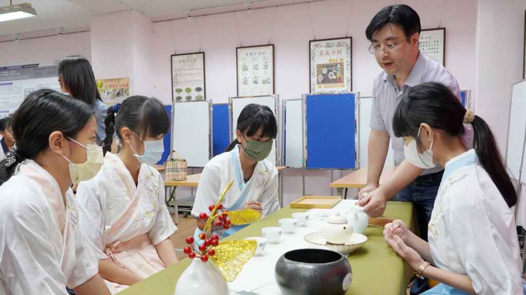 ▲大葉大學藥保系教鹿鳴國中學生茶藝。(大葉大學提供)