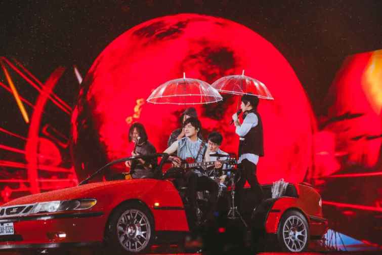 ▲五月天《回到那一天》演唱會突如其來的瘋狂大雨，依舊賣力大合唱。（相信音樂提供）