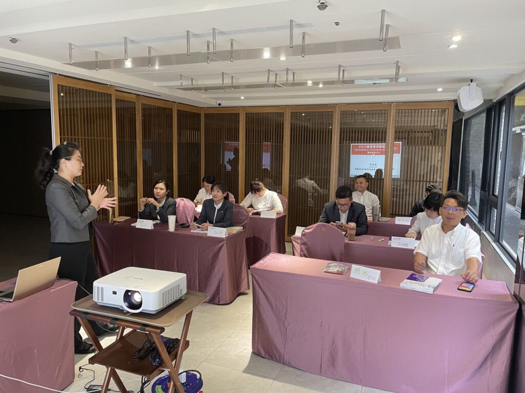 培訓期間接受承珍國際餐旅公司量身訂製專業課程,涵蓋美國飯店業協會國際證照所要求的各方面知識和技能。