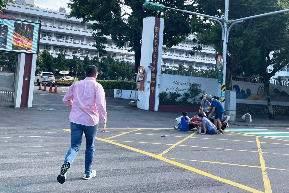 晨間見車禍 謝國樑一動作獲民眾大讚「暖男」 201 照片來源:余治明臉書
