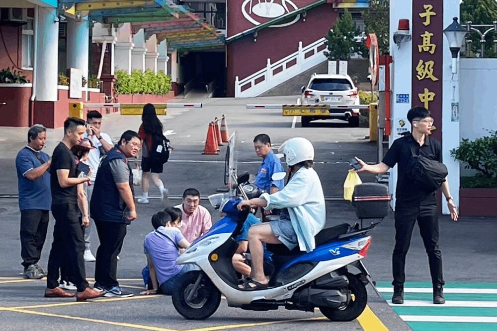晨間見車禍 謝國樑一動作獲民眾大讚「暖男」 202 照片來源:余治明臉書