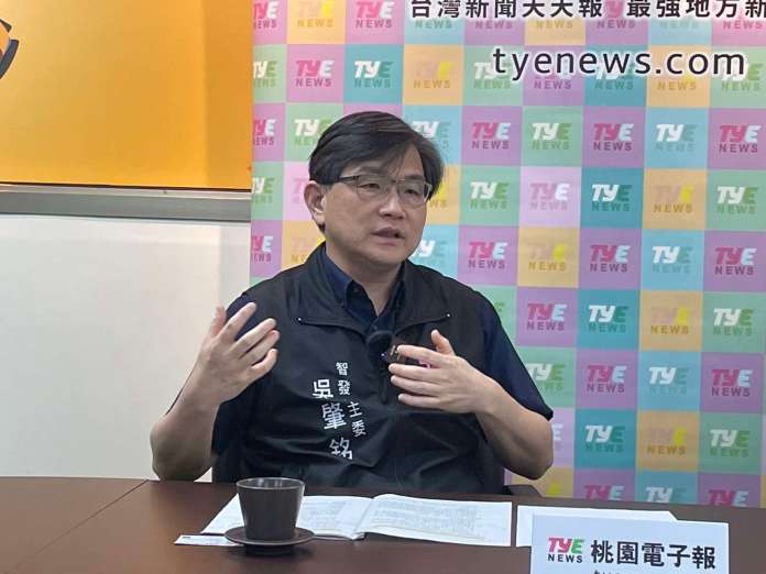 【有片】全台唯一智發會!吳肇銘推動數位孿生計畫 打造虛擬桃園 133 a man sitting at a table with a cup and papers