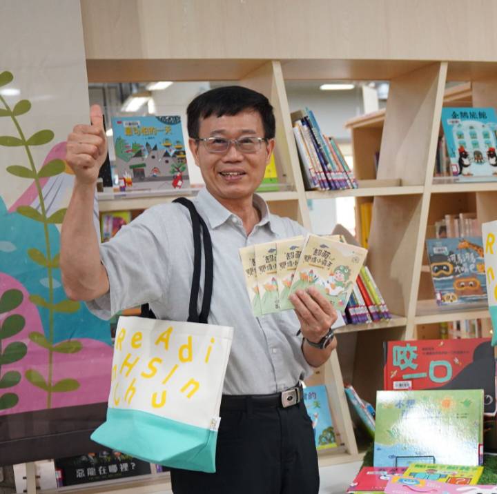 文化局長章宗耀展示時尚閱讀禮袋,邀請親幼踴躍參與超萌閱讀小霸王活動。(圖/記者黃溎芬翻攝)