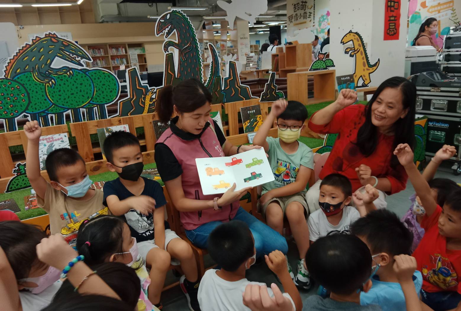 記者會邀請幼稚園小朋友搶先體驗閱讀小霸王樂趣。(圖/記者黃溎芬攝影)