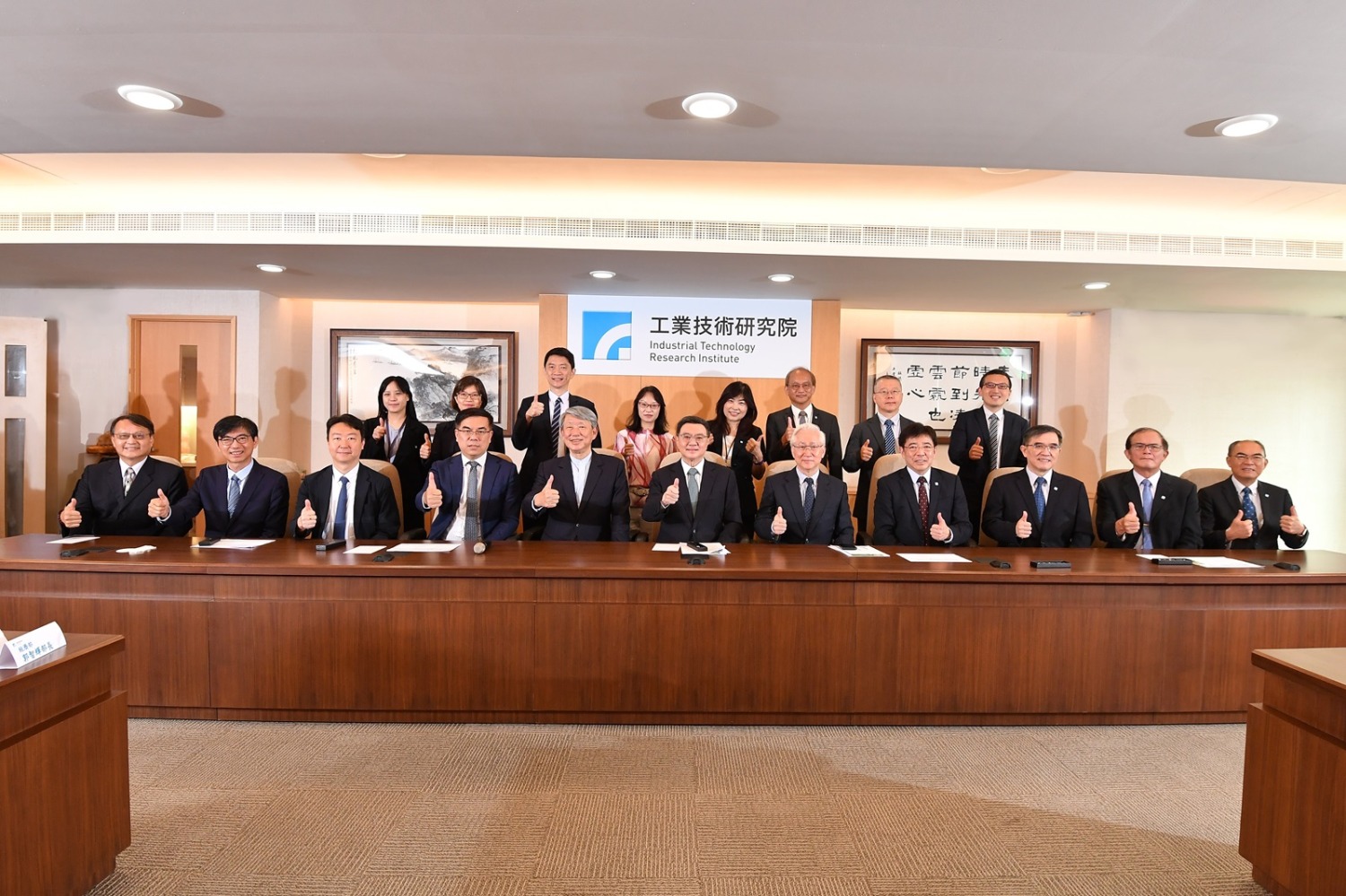 行政院長卓榮泰參觀工研院次世代通訊技術,涵蓋材料到硬體設計,並與業者拓展國際市場。(圖/記者林照東翻攝)