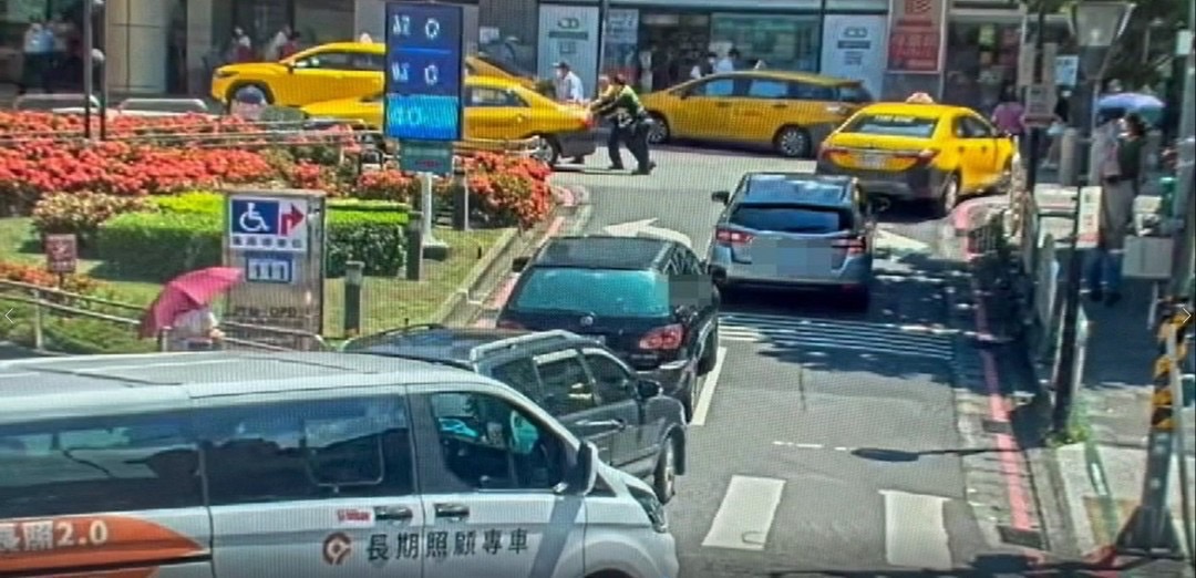 陳姓男子在行駛過程中車輛突然拋錨熄火,造成救護車及其他用路人無法通行的危機。(記者 黃荷琇翻攝)