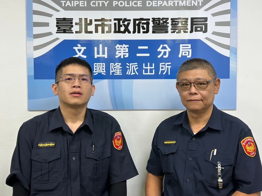興隆所巡佐包聖慶(圖右)、警員楊朝鈞(圖左)兩人合力徒手將故障車輛推至路邊安全處所。(記者 黃荷琇翻攝)