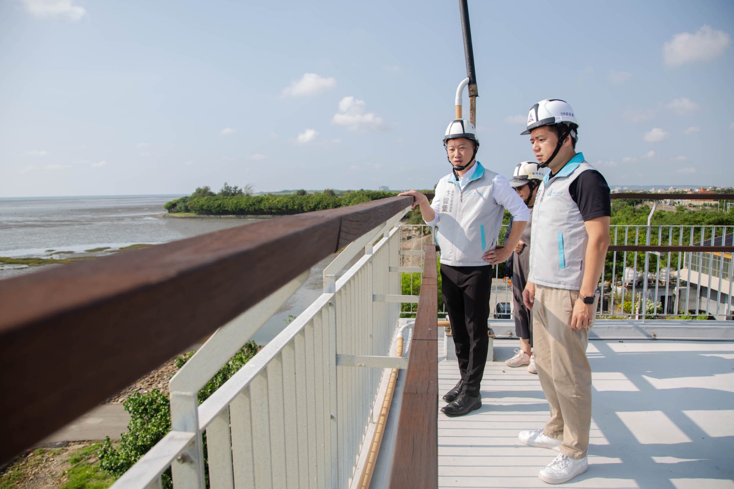 邱代理市長仔細查看海洋保育教育中心工程進度。(圖/記者林照東翻攝)