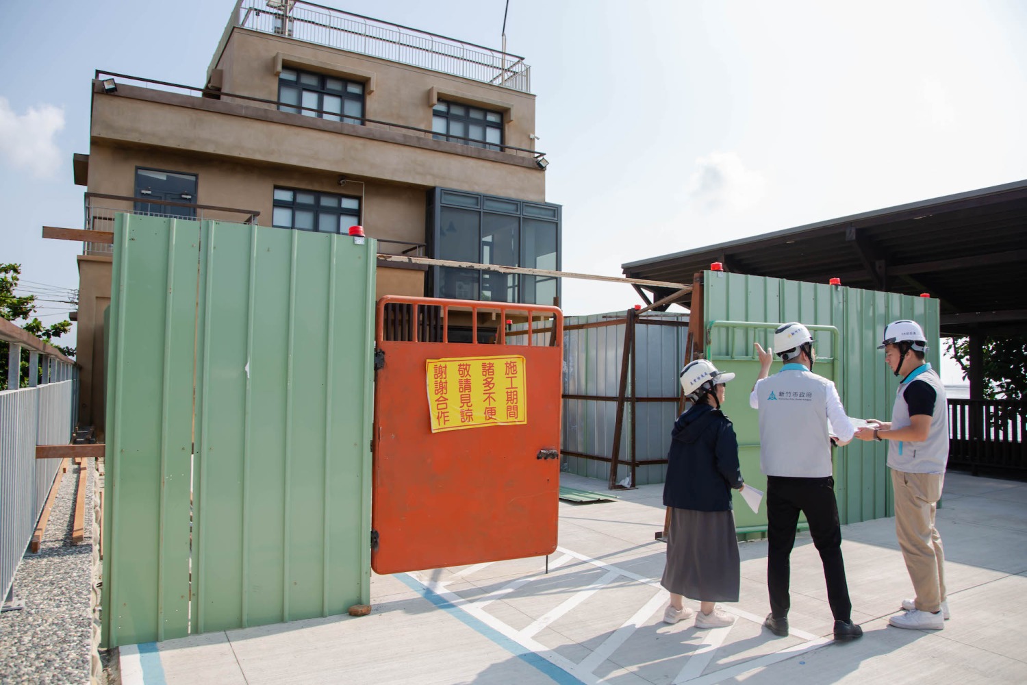 邱代理市長仔細查看海洋保育教育中心工程進度。(圖/記者林照東翻攝)