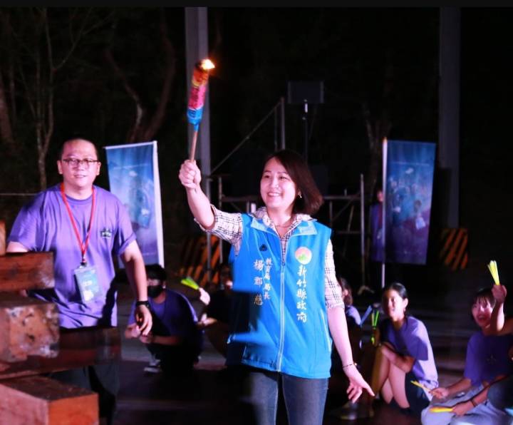 教育局楊局長以社團大姐姐身份,點燃營火期許青年學子挑戰自我極限。(圖/記者黃溎芬翻攝)