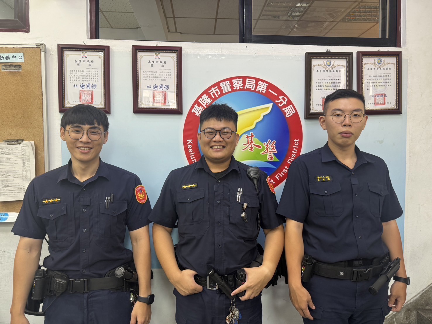 第一分局忠二路派出所警員黃渤葳(中)、蘇郁翔(左)及實習生呂冠穎(右)。(記者薛秀蓮翻攝)
