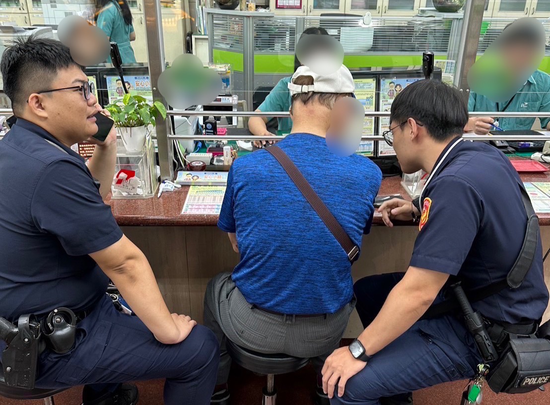警方與金融機構聯手攔阻詐騙。(記者薛秀蓮翻攝)