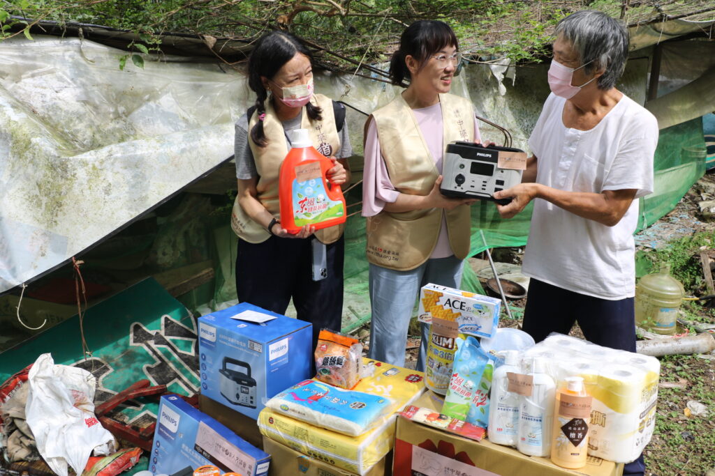 山頂奇人 帆布遮身沒電度過15寒暑社會局媒合道家人文贈太陽能發電器