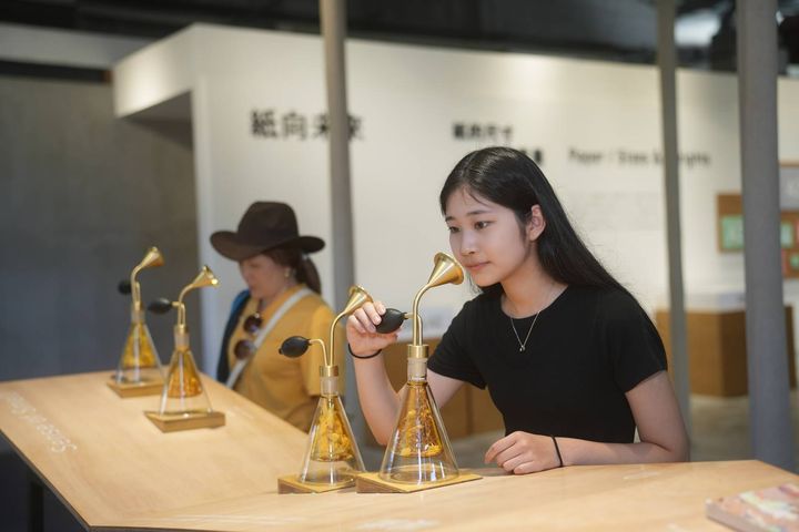 透過五感參與,讓遊客沉浸式體驗紙的文化與質感。 圖:宜蘭縣政府/提供