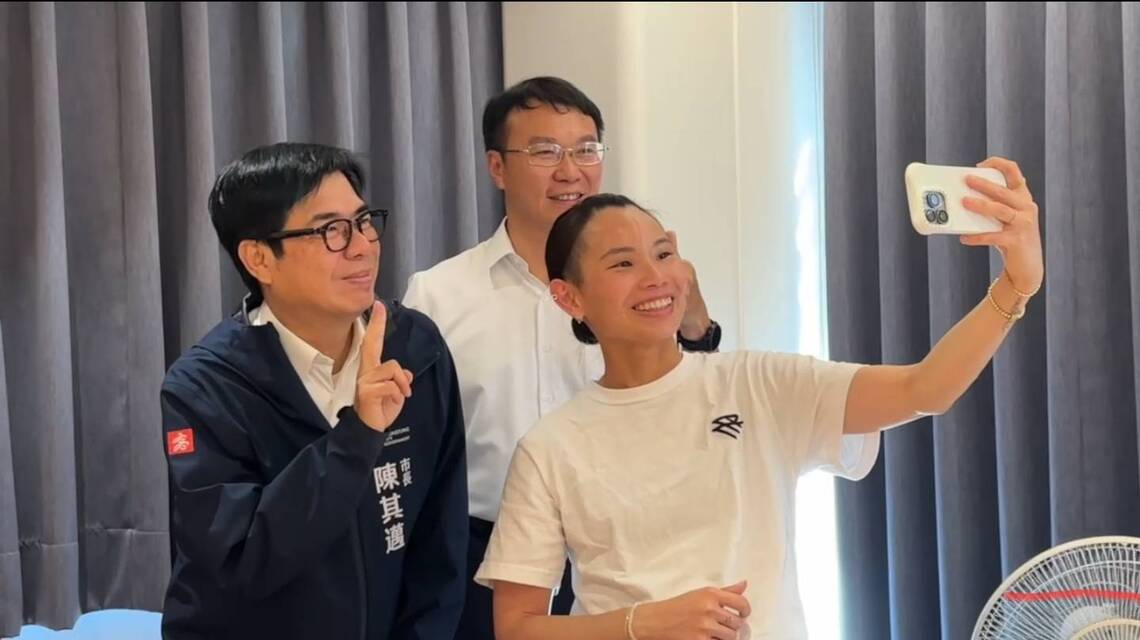 漾新聞|陳其邁與戴資穎返國合體 拿到市長送的蜜柑背包與高雄熊頸枕 小戴很開心