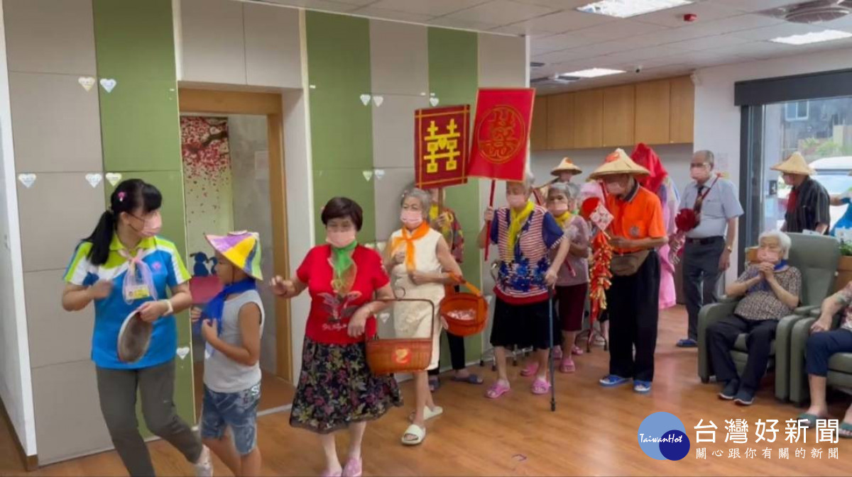 伸港日照中心父親節活動 ，張燈結綵辦婚禮走秀。