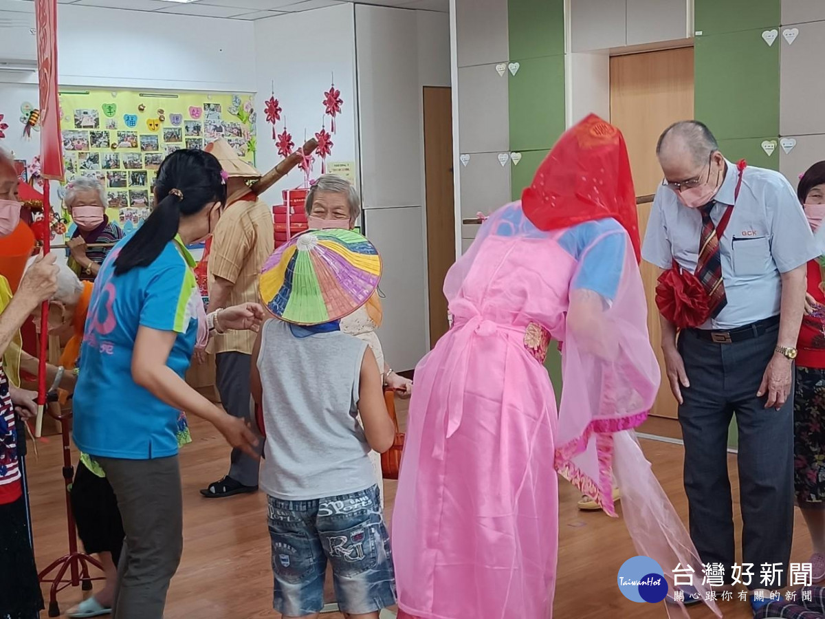 伸港日照中心父親節活動 ,張燈結綵辦婚禮走秀。圖/秀傳醫院提供