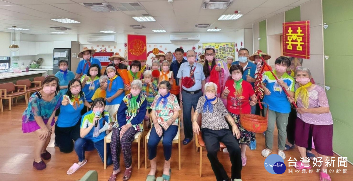 伸港日照中心父親節活動 ,張燈結綵辦婚禮走秀。圖/秀傳依願提供